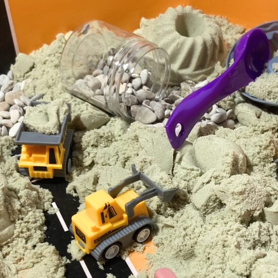 KINĒTISKĀS SMILTIS + traktori